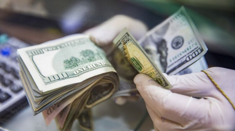 Precio del dólar cerró en $4.109,97, máximo de los últimos dos años