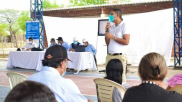 Un informe parcial recibieron miembros de la comunidad de los barrios Primero de Mayo y 12 de Octubre, de la construcción de pavimento hidráulico en ese sector del municipio de Barrancas.
