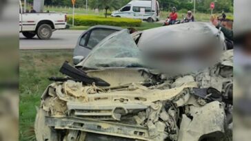 Se salió de la vía y quedó atorado, parte delantera del auto quedó destrozada en la recta Cali-Palmira