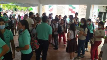 Tensión en el IE María Goretti tras dos horas de reunión: estudiantes esperan respuestas