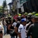 Tropel de asistentes a sepelio con policías en calle de Cali