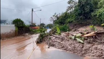 Una vivienda a punto de ser devorada por el derrumbe en la vía Guaduas-Villeta