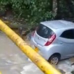 VEHÍCULO FUE ARRASTRADO POR UNA QUEBRADA EN EL MUNICIPIO DE QUEBRADANEGRA, CUNDINAMARCA.