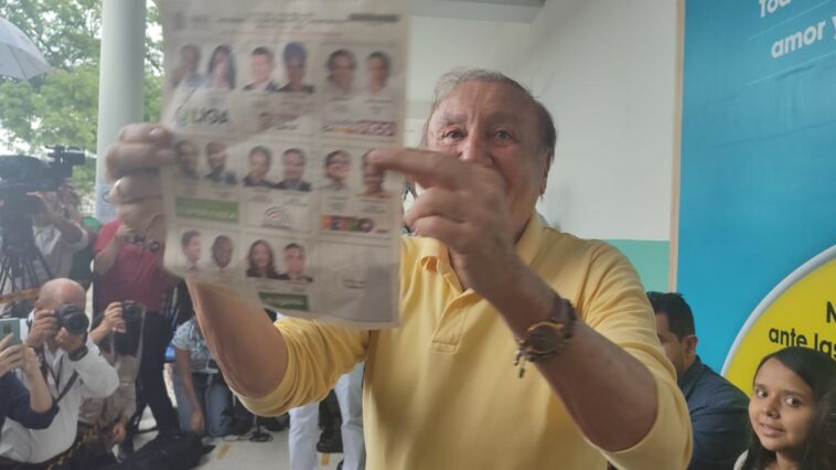 Ya votó el candidato presidencial Rodolfo Hernández