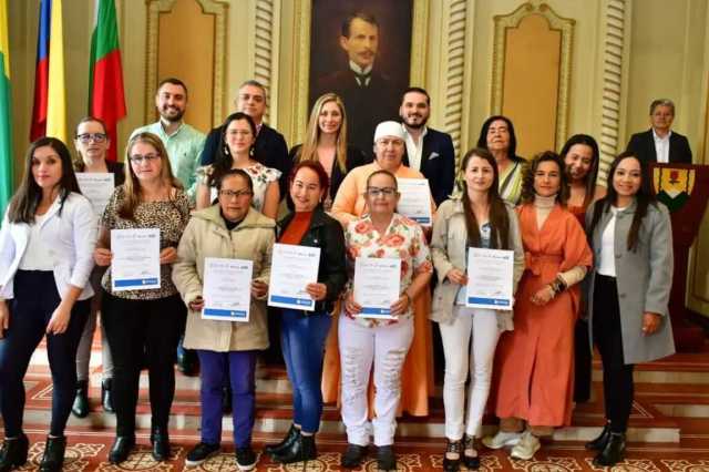 15 mujeres víctimas del conflicto armado en Caldas se graduaron en corte y confección