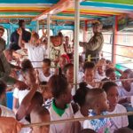 150 niños y niñas de Quibdó se gozaron la “chiva del saber” por cuenta de la policía nacional.