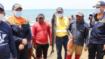 Orgullosamente, los pescadores mostraron los individuos que capturaron en un rato que entraron al mar. Juan Carlos García Otero, gerente de Asuntos Sociales de Cerrejón, muestra uno de ellos.