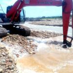 Administración departamental realiza rehabilitación y monitoreo al jarillón sobre el río Túa