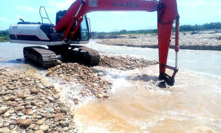 Administración departamental realiza rehabilitación y monitoreo al jarillón sobre el río Túa