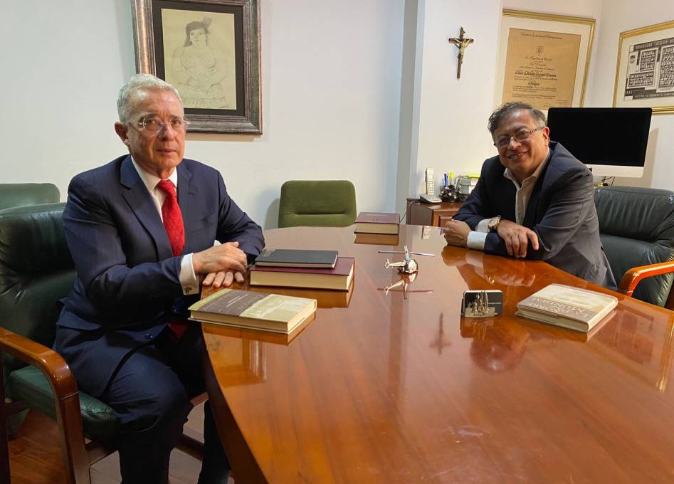 Avanza la reunión entre el presidente electo Gustavo Petro y Álvaro Uribe Vélez