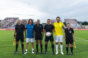 Carles Puyol fue el más aclamado en el partido de la Semana Gol&Paz en el Romelio Martínez