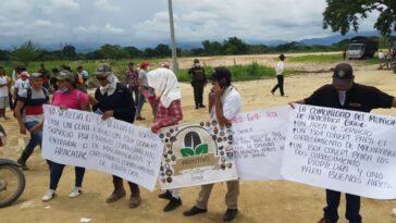 Comunidad bloquea la Troncal de Oriente a la altura de Aracataca