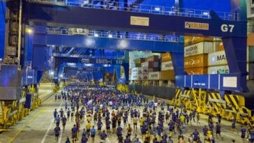 DEL PUERTO DE CARTAGENA ENTRE GRUAS Y CONTENEDORES SALE LA MEDIA MARATÓN DEL MAR