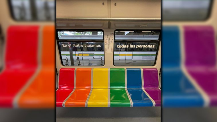 El Metro de Medellín sorprendió con sillas de colores en apoyo a la celebración del Orgullo LGTBI