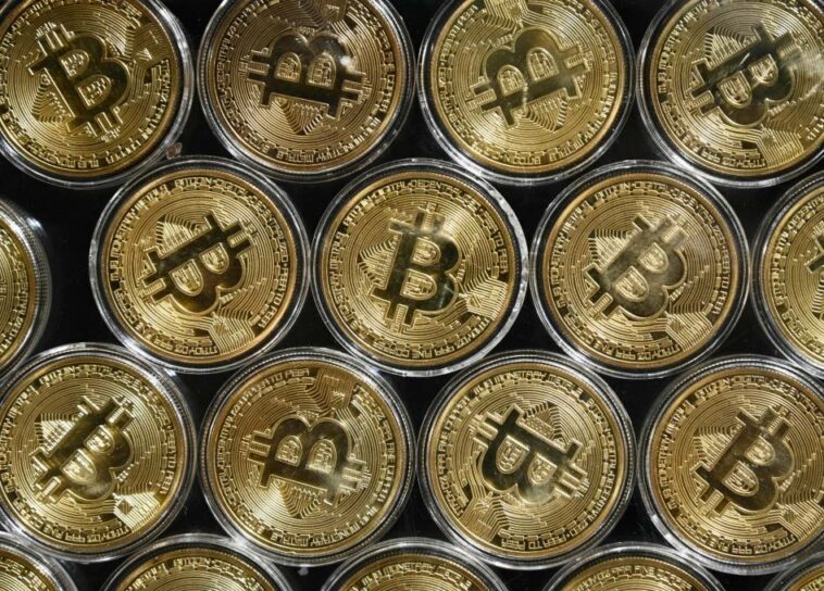El bitcoin cae por debajo de los 25.000 dólares, su nivel más bajo en 18 meses