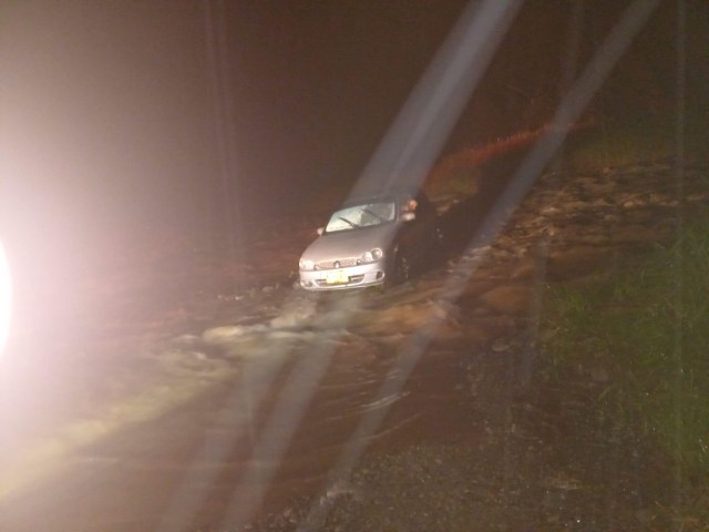 En Anserma la corriente de una quebrada se llevó un vehículo en el que se movilizaban cuatro personas