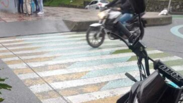 En Bellas Artes se quejan de caídas de motociclistas por cuenta de las líneas pintadas sobre la vía