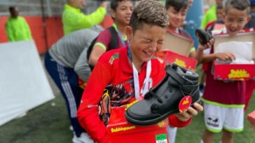 Entregaron zapatos y tenis a 150 niños deportistas de Manizales