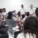 El alcalde Mohamad Dasuki dialogó con los estudiantes de varios aspectos, uno de ellos, fue el saber cómo se sentían después de recibir el aula tecnológica.