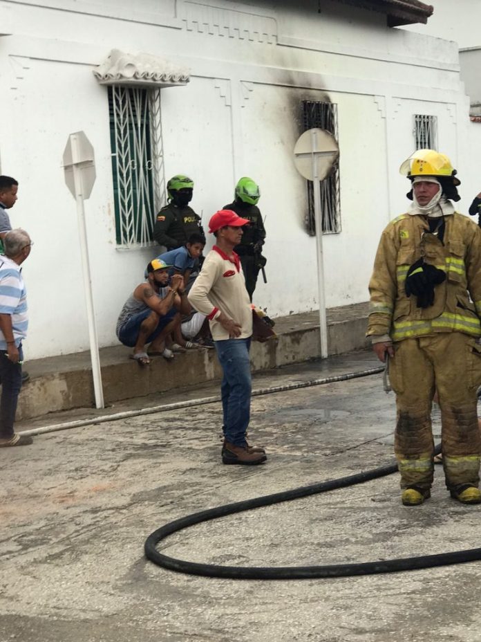 Furgón se incendió en Sabanagrande: bomberos controlaron la emergencia