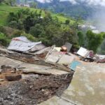 Gobernación de Caldas analiza desplome de viviendas en Salamina