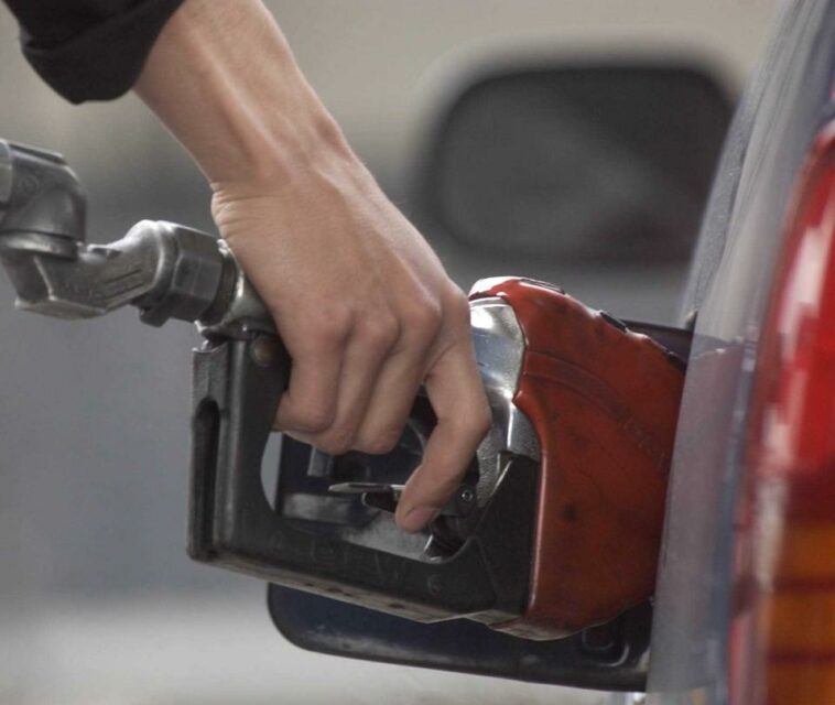 Gobierno anuncia aumento mensual en precio de la gasolina