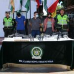 Iban con seis armas de fuego en un vehículo