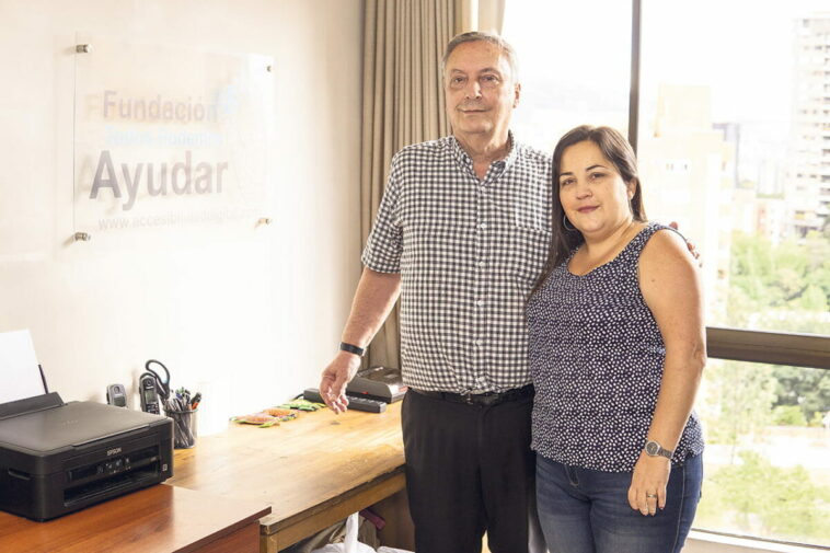 Otra opción incluyente de TPA: adaptar a bajo costo el calzado favorito de personas con prótesis. En la foto, Oscar y Adriana Betancur.