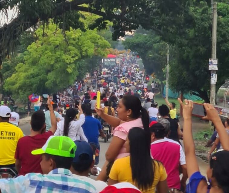 Largas caravanas en Ciénaga de Oro por el triunfo de Gustavo Petro