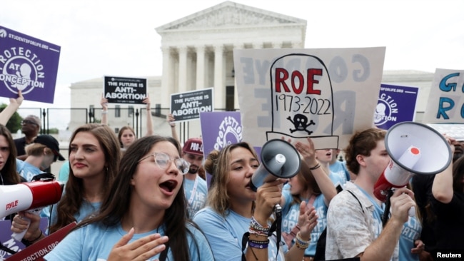 En Fotos | Activistas a favor y en contra del aborto se manifiestan a las afueras de la Corte Suprema