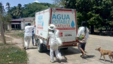 Este es el vehículo que lleva agua sitios de difícil acceso en el municipio de Dibulla, en el departamento de La Guajira.
