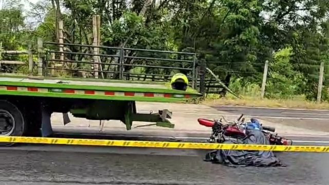 Motociclista falleció al chocar con la parte trasera de una camabaja en la vía La Tebaida – Armenia