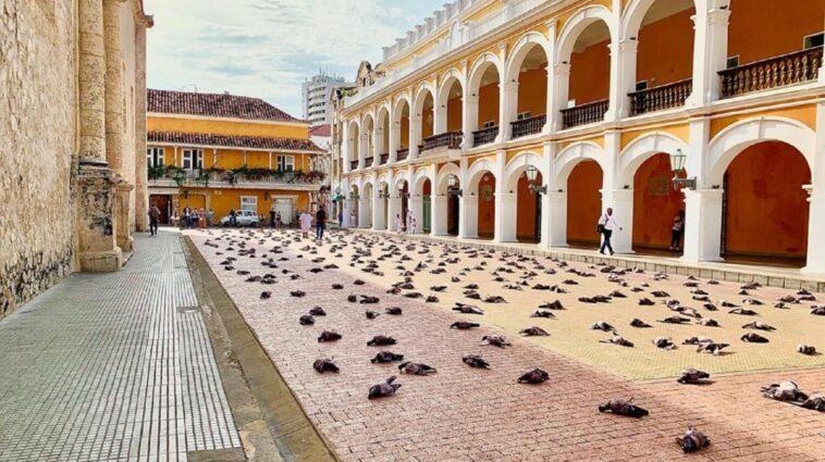 Palomas "caídas" en Plaza de la Proclamación era una obra artística