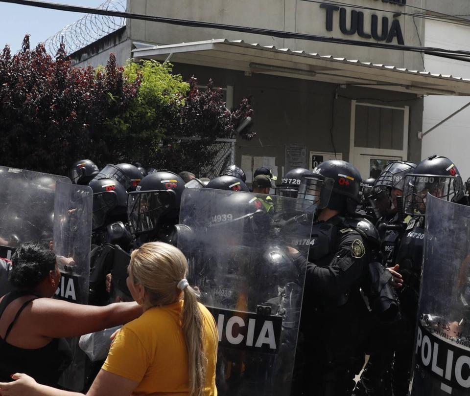 Tensiones y retención de abogado de joven muerto en cárcel de Tuluá