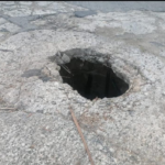 Tras SOS que lanzaron habitantes de Sarie Bay por hueco de alcantarilla en la vía, ya fue tapado el mismo 