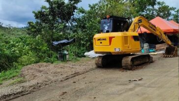 Una de las firmas subcontratistas del contrato de pavimentación de la vía Bahía Solano, Corregimiento del Valle, suspendió trabajos por el no pago de los mismos.