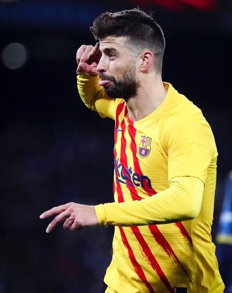 Video: Piqué fue grabado cenando con una mujer rubia