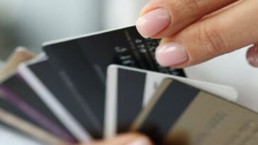 ¿Es válido que le cobren más cuando cancela con su tarjeta de crédito?
