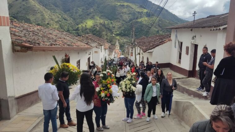 A ritmo de rancheras habitantes de California despidieron al minero muerto