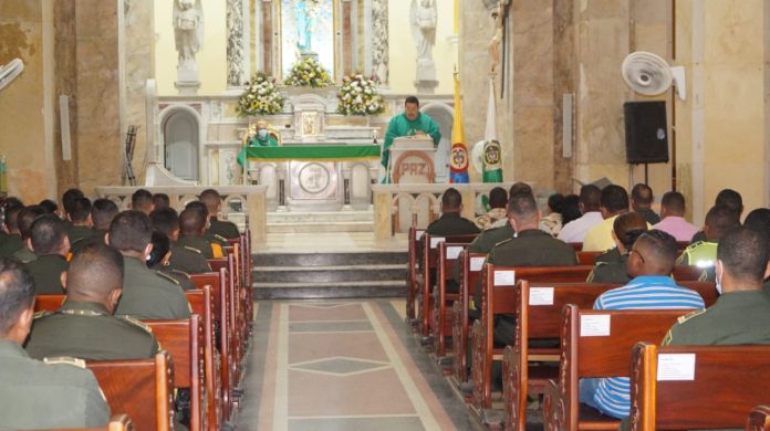 El comandante de Policía La Guajira ofreció una misa en la catedral de Riohacha, en honor de los policías muertos en plan pistola ordenado por el Clan del Golfo.