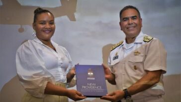 Armada Nacional hizo entrega del libro New Providence que reseña la reconstrucción tras la devastación del huracán Iota 