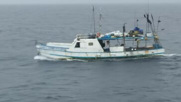 Armada de Colombia localiza millonario cargamento de cocaína en buque pesquero.