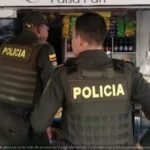 Asesinan a dos policías en Antioquia mientras desayunaban; les lanzaron explosivo