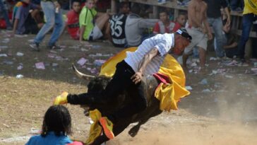 Autorizan corraleja en el único campo deportivo que tiene pueblo de Bolívar