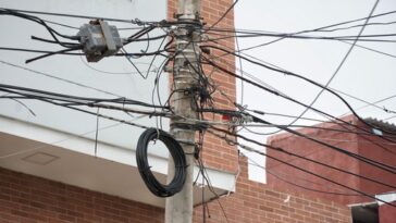 Barranquilla comenzó a decirle adiós a las ‘telarañas’ de cables en los postes