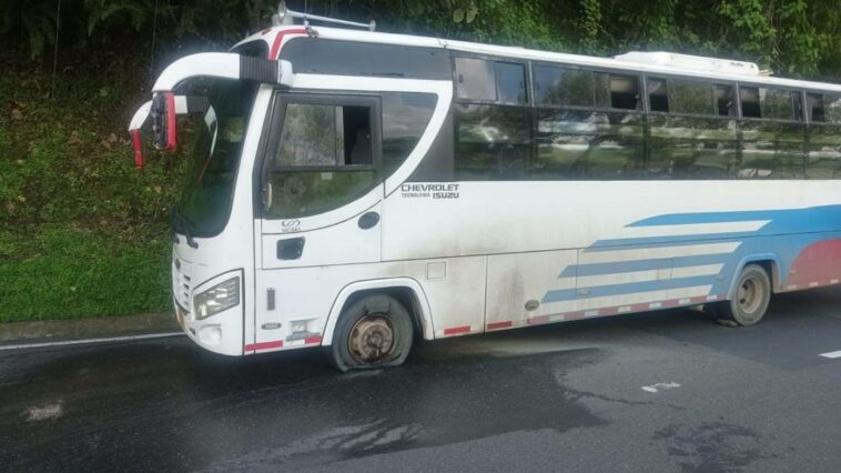 Bus que movilizaba policías por vías de Manizales, se incendió pero no dejó heridos