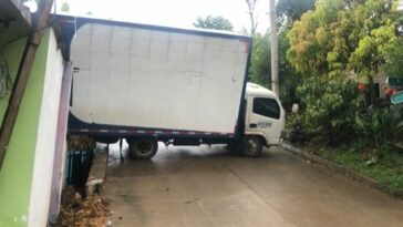 Camión se metió dentro de una casa en Planeta Rica