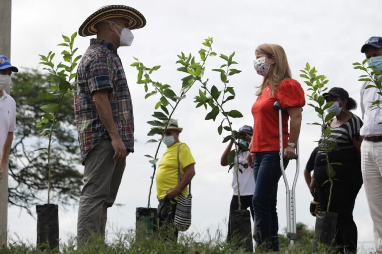 Gobernadora Elsa Noguera junto a los agricultores.