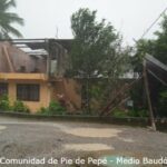 Casas destechadas, postes y árboles caídos, deja un fuerte aguacero acompañado de vientos huracanados en el Municipio de Medio Baudó.
