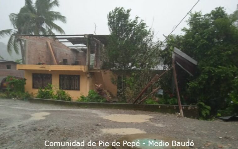 Casas destechadas, postes y árboles caídos, deja un fuerte aguacero acompañado de vientos huracanados en el Municipio de Medio Baudó.